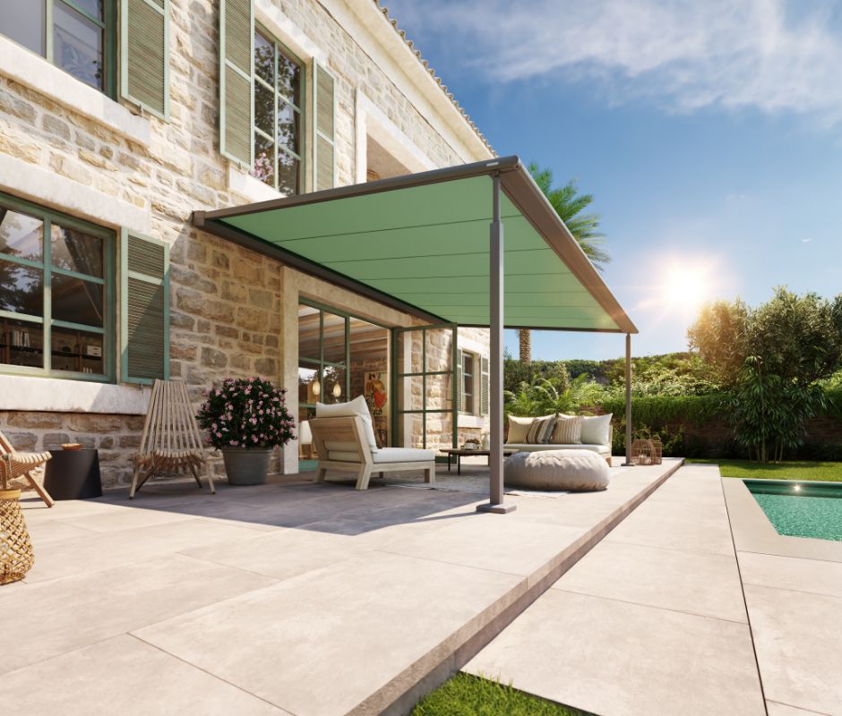 Pergola à toile rétractable Markilux déployée sur terrasse dans le Morbihan